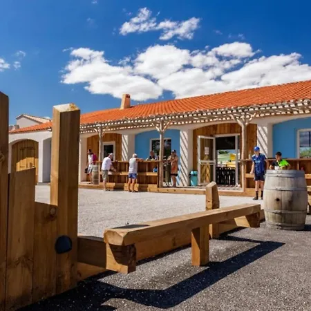 Zecamping 4 Etoiles Dog Friendly Piscine Chauffee A 3km De La Kemping 4*